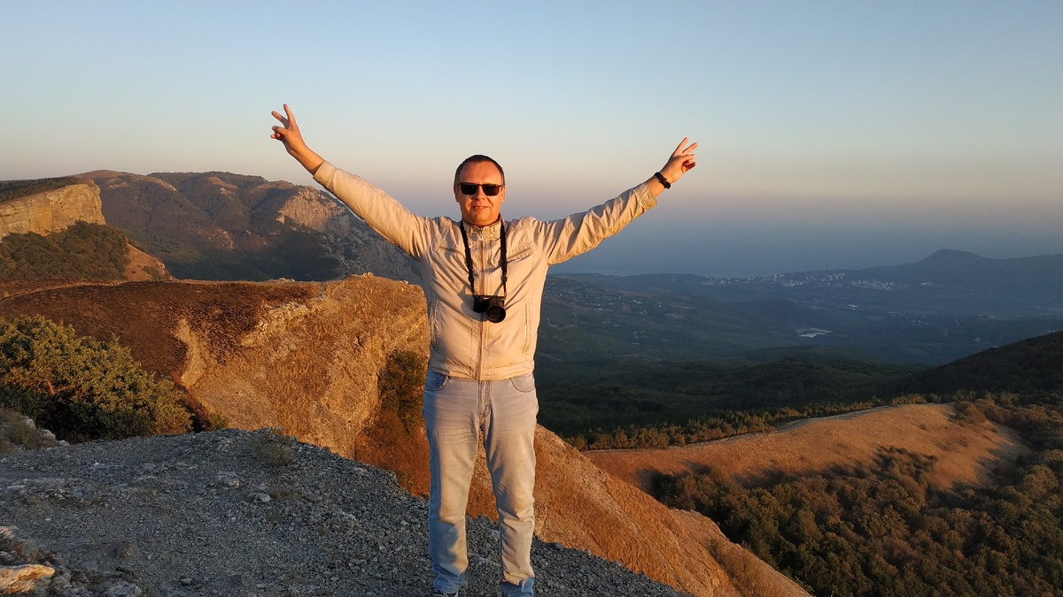 Закат на Димерджи, на заднем плане Алушта.