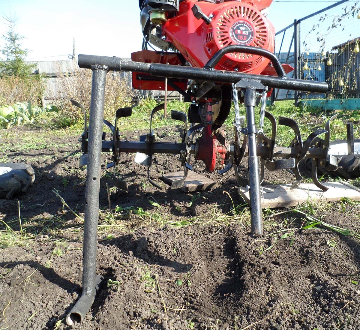 Поднят мотоблок на стойке