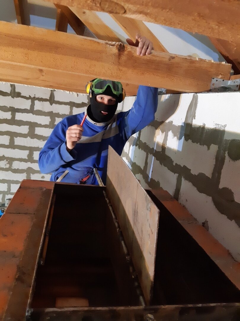 Приме как готовый шибер лежит на кирпичах 