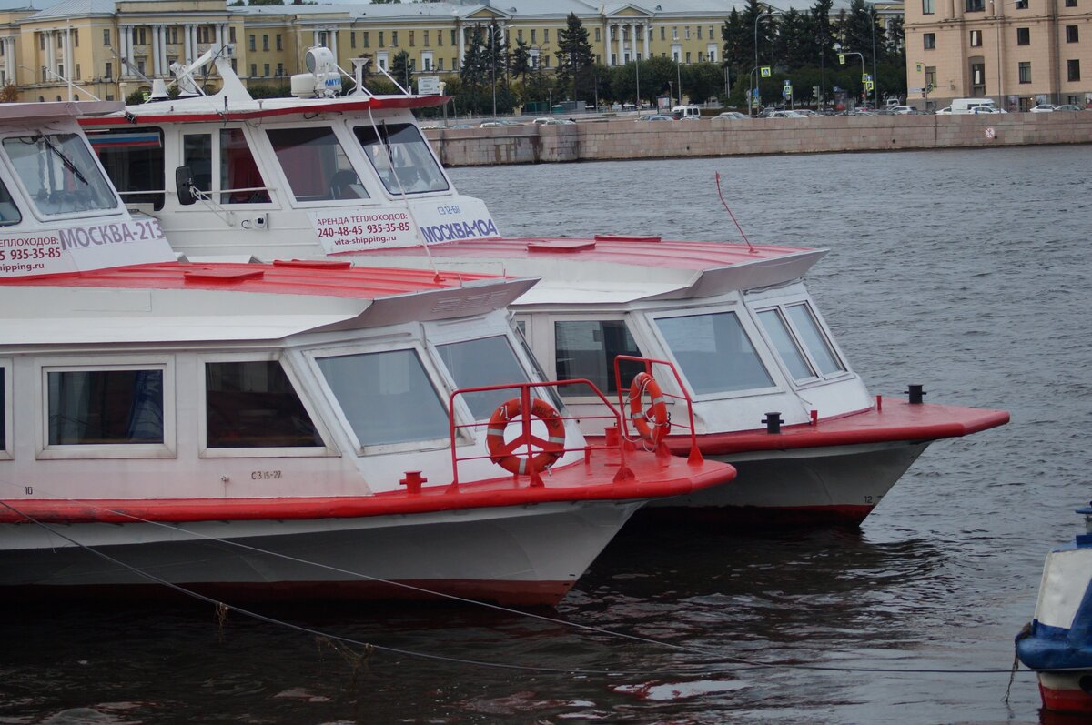 Туристические катера.