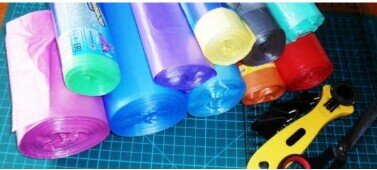 Пакеты ПВХ везде окружают нас в нашей жизни. В них мы упаковываем нужные вещи, храним продукты питания, выносим мусор, а многие люди делают из них различные оригинальные поделки. Данный вид творчества является дешевым, простым и оригинальным. Если вы рассматриваете полиэтилен как великолепную основу для создания каких-либо игрушек, либо декора, то рекомендуем вам не раздумывая приступить к делу. Для этого вам сперва нужно выбрать наиболее подходящий вариант из Топ-5 оригинальных и интересных идей поделок из пакетов ПВХ.

