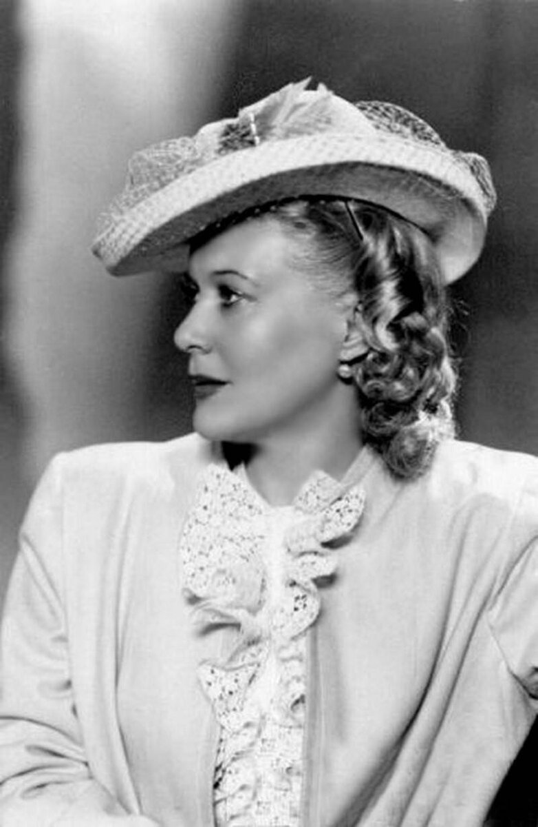 Любовь Орлова. Такую стать не скроешь под маской письмоносицы.