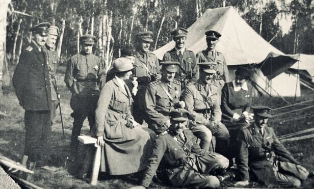 Тимирева крайняя слева, рядом с ней сидит Колчак