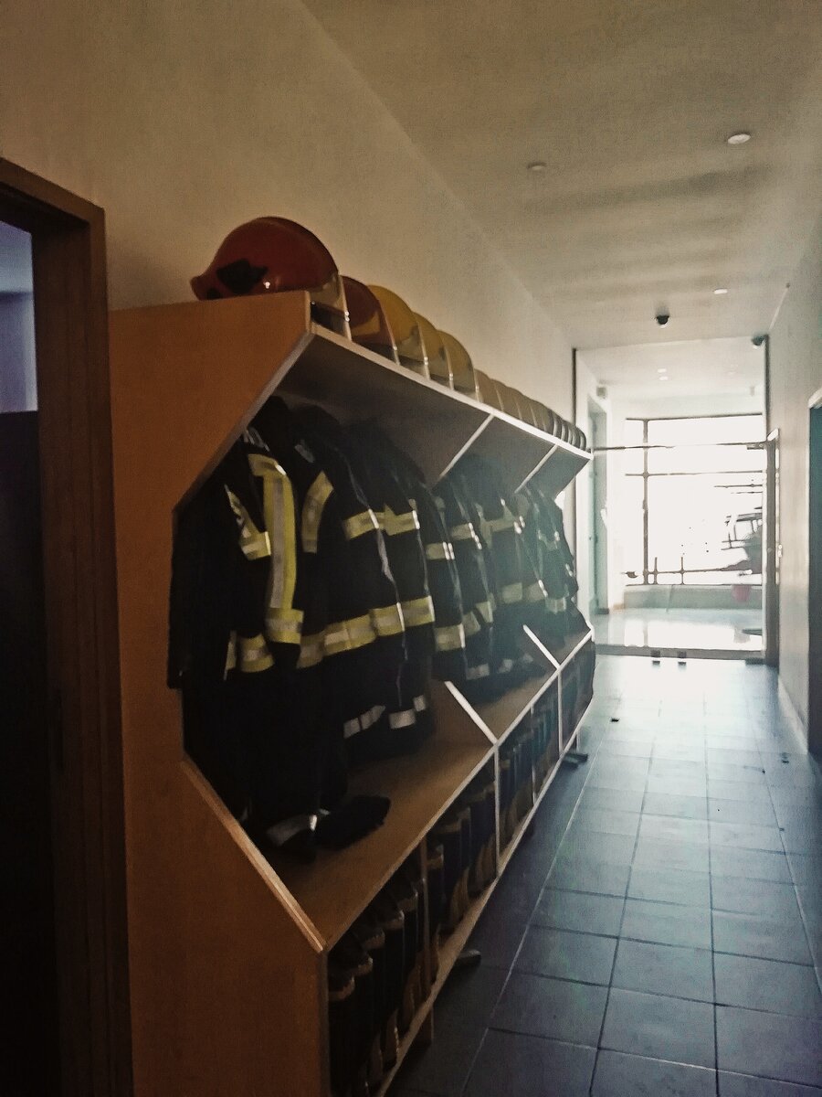 Всё открыто, на ресепшене никого нет, пришлось ходить по коридорам и звать на помощь