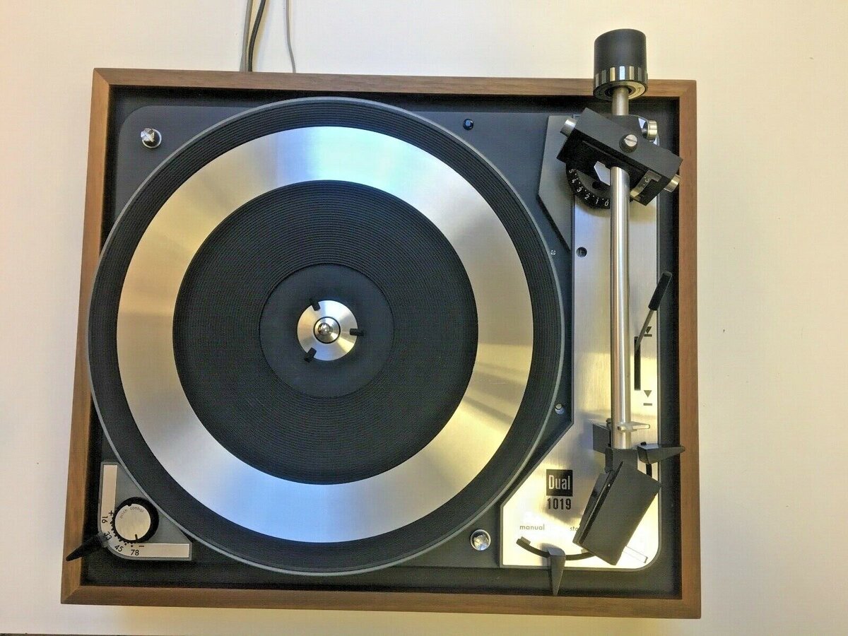  Проигрыватель грампластинок Dual 1019 изящно выполнен, имеет очень компактные размеры 329 x 153 x 274  мм, управление просто и понятно