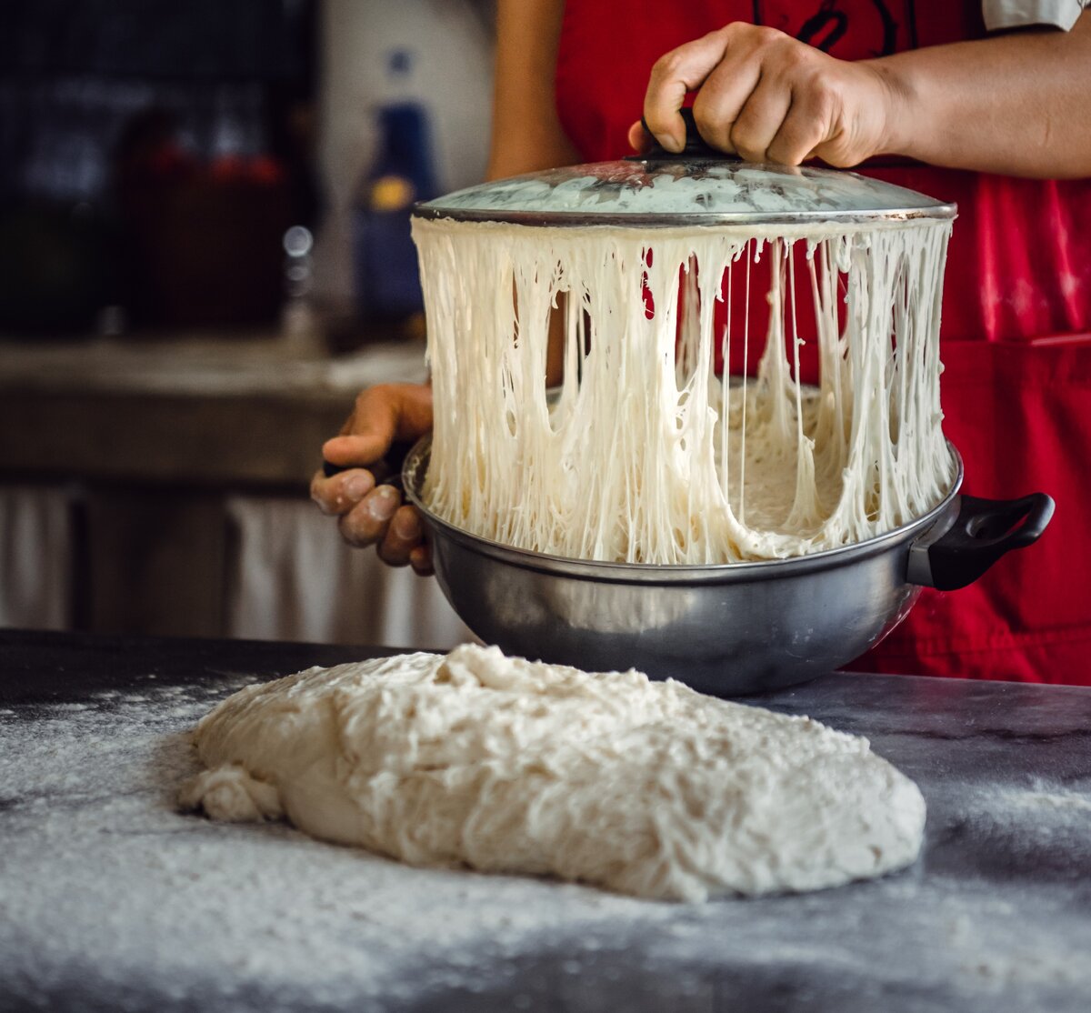 что можно добавить еще в маску с живыми дрожжами. рецепт с живыми дрожжами. рецепт с живыми дрожжами. тесто в чаше накрытое. как работать с живыми дрожжами.