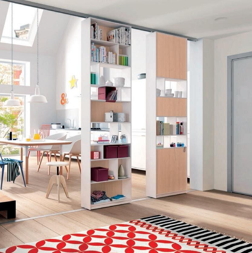 Благодаря мобильным стеллажам прихожая получилась светлой и уютной