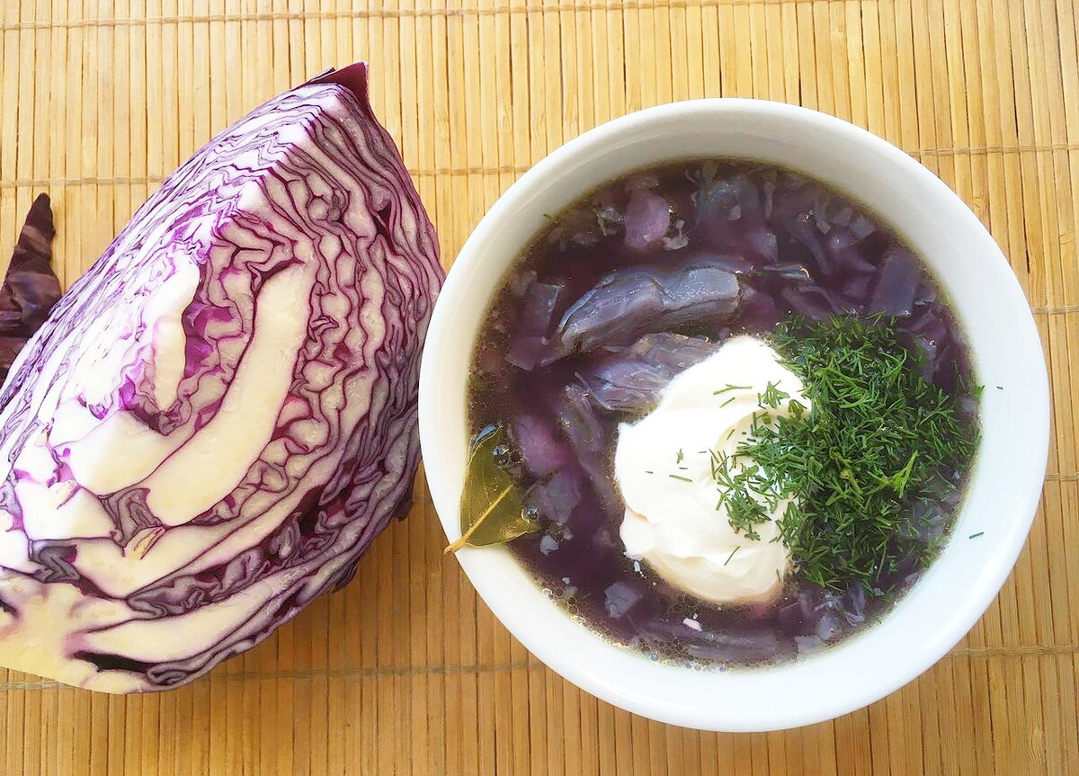 Щи с краснокочанной капустой. Крем суп из краснокочанной капусты. Синий борщ из краснокочанной капусты. Борщ с краснокочанной капустой. Щи с краснокочанной капустой.