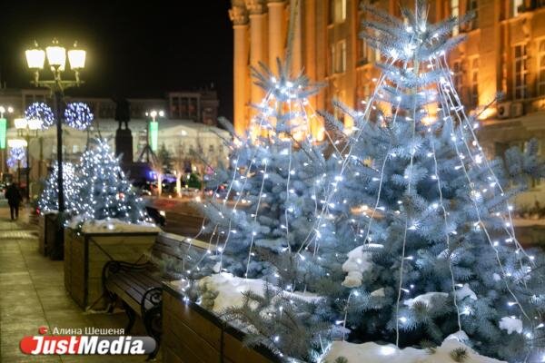 Фото новогодней елки в екатеринбурге Торговые центры Екатеринбурга меряются. елками АН JustMedia.ru Дзен