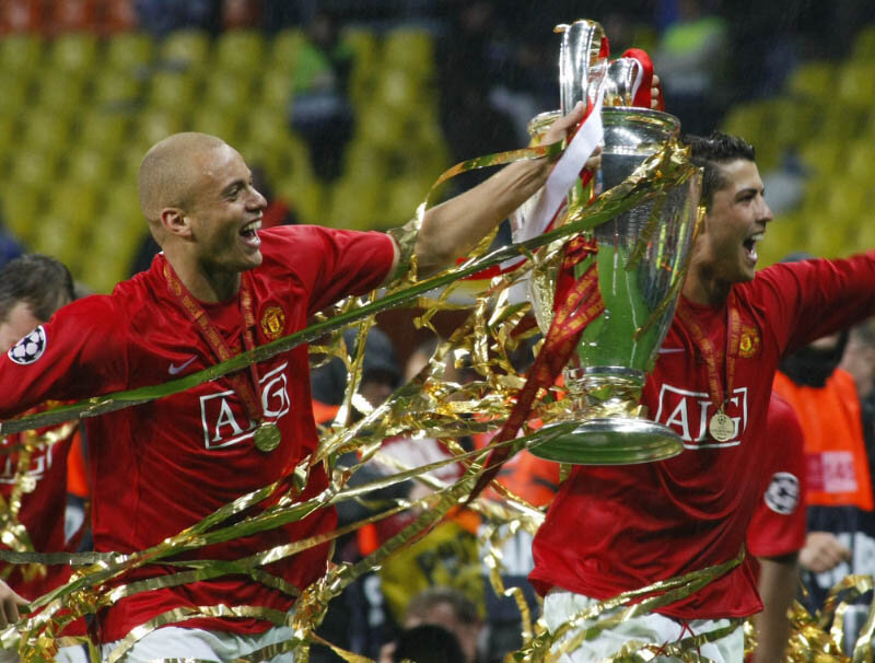 Уэс Браун и Криштиану Роналду празднуют победу в Лиге чемпионов с «Манчестер Юнайтед» в 2008 году на стадионе «Лужники», фото shutterstock.com