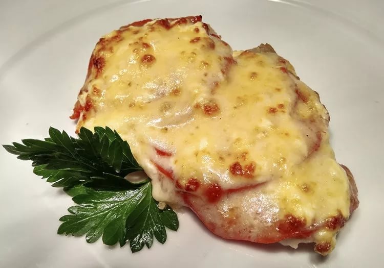 Мясо, запеченное с сыром
