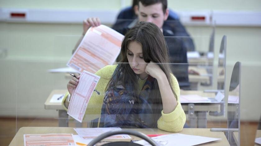 Те ребята, которые отправились в 9-й класс в нынешнем году, стоят перед серьезным выбором: оставаться ли в школе только до конца текущего учебного года или замахнуться еще на два года занятий? Влияет на их выбор мрачноватая перспектива сдать или не сдать ЕГЭ.