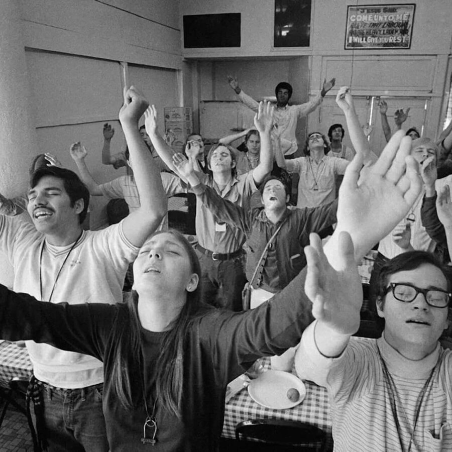 молодежные секты. религиозная группа. российские секты список. сектант. участник секты.