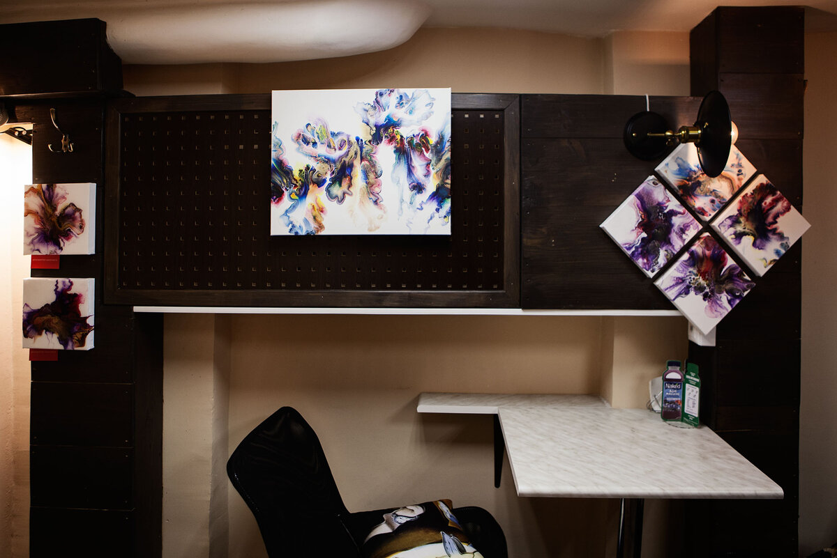 Небольшой кусочек экспозиции работ Анастасии Самцовой в кофейне CoffeeStamp.