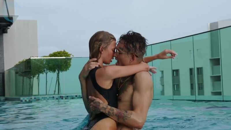 Скриншот из недавно опубликованного Алишером клипа - Yung Hefner