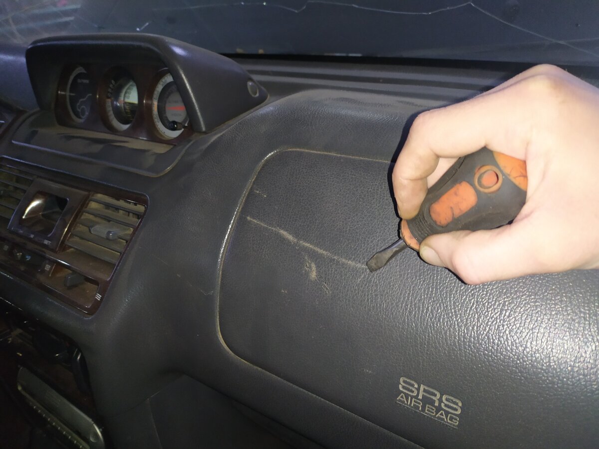 Как убрать царапины в салоне автомобиля?