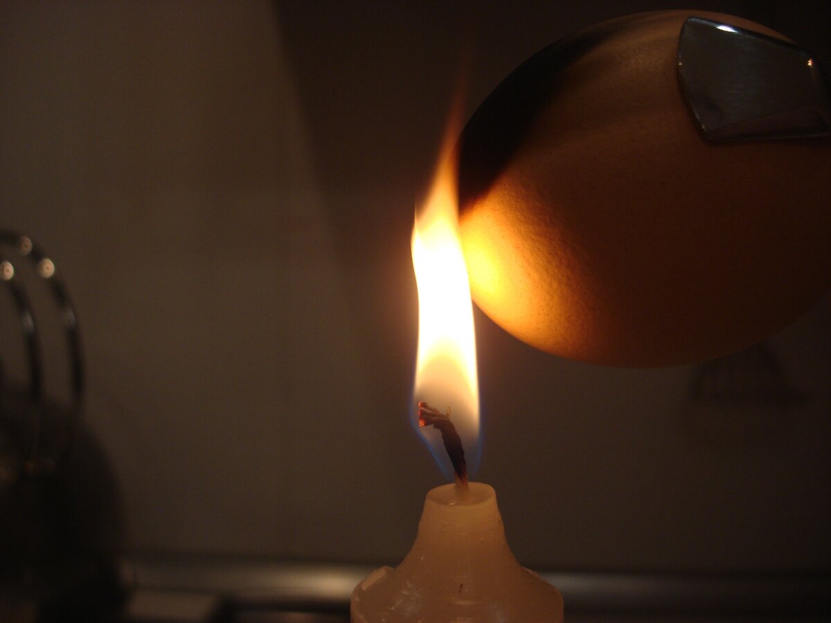 Фото сделано автором (свеча, яйцо)