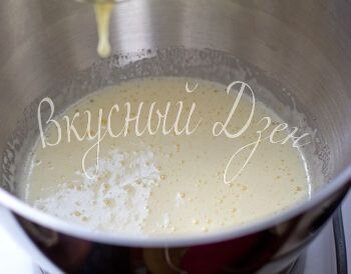 Готовим тесто на коржи. Кладем в чашу миксера яйца и сахар и взбиваем на высокой скорости до увеличения в объеме.