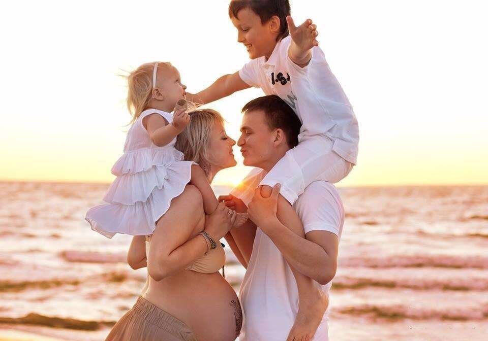 Женщины без мужа и детей. Красивая семья. Красивые пары с детьми. Фотосессия с двумя детьми. Счастливая семья с малышом.