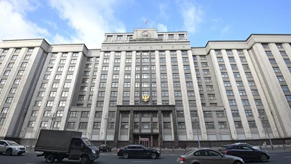 23:13 17.02.2020 (обновлено: 10:27 18.02.2020)98515© РИА Новости / Владимир ФедоренкоПерейти в фотобанкМОСКВА, 17 фев — РИА Новости. Член Совета Федерации Василий Иконников внес в Государственную думу проект закона, предусматривающего восстановление индексации страховых пенсий работающим пенсионерам. Информация об этом содержится в электронной базе нижней палаты.Поясняется, что документ направлен на восстановление с нынешнего года механизма индексации страховых пенсий работающим пенсионерам, который действовал до 2016 года. Предлагается исключить из ФЗ "О страховых пенсиях" статью 26.1, которая введена в действие федеральным законом № 385-Ф3 от 29 декабря 2015 года.11 февраля, 15:06ГД приняла в I чтении проект о паспортах управляющих недвижимостью РФСогласно финансово-экономическому обоснованию, предлагаемая мера повысит расходы Пенсионного фонда России в текущем году на 368,5 миллиарда рублей, в 2021 году — на 426,4 миллиарда, в 2022 году — на 524,6 миллиарда.Расходы предлагается профинансировать за счет использования части профицита федерального бюджета, "размер которого в 2020 году составит 876,1 миллиарда рублей". Как отмечается, фактический объем расходов "может оказаться ниже вышеуказанного за счет роста поступления страховых взносов от работающих пенсионеров".При этом правительство инициативу сенатора не поддержало.В заключении отмечается, что изменение величины страховой пенсии и индексация фиксированной выплаты к страховой пенсии представляют собой компенсацию инфляционных издержек. Эти издержки могут покрываться за счет зарплаты работающих пенсионеров, в связи с чем признание статьи 26.1 ФЗ "О страховых пенсиях" утратившей силу потребует дополнительного обоснования.Также, как заявляет кабмин, инициатива представлена без учета требований статьи 83 Бюджетного кодекса, согласно которой проект закона должен определять источники и порядок исполнения соответствующих расходных обязательств. 