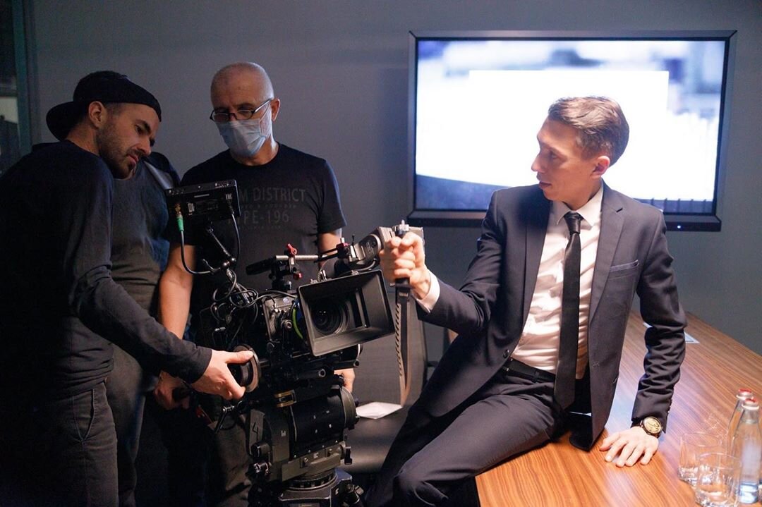 Фокус-пуллер крутит механический фокус