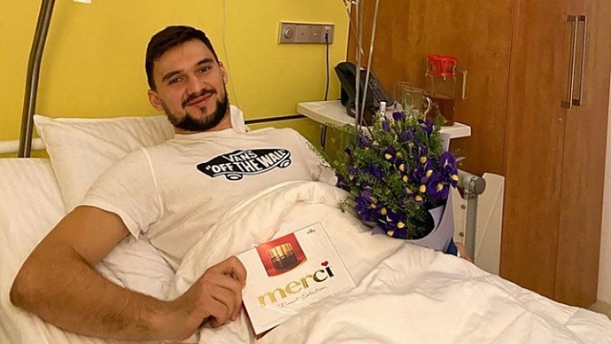 Якуб Коварж, в свободное от работы время рекламирует конфеты лёжа в больнице.