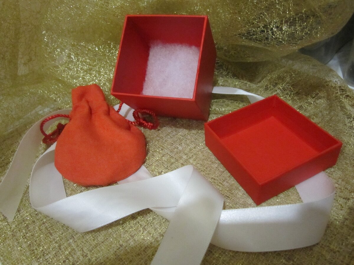 Процесс распаковки подарка (фото автора)