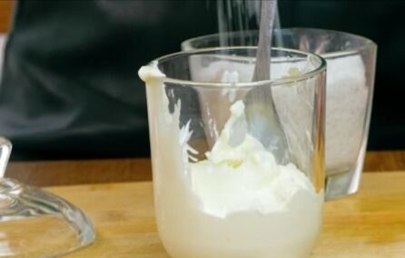 Чеснок очистить и натереть на мелкой тёрке или выдавить через пресс.
Добавить в сметану (или йогурт) измельчённый чеснок и 1 щепотку соли. Перемешать и оставить соус настаиваться