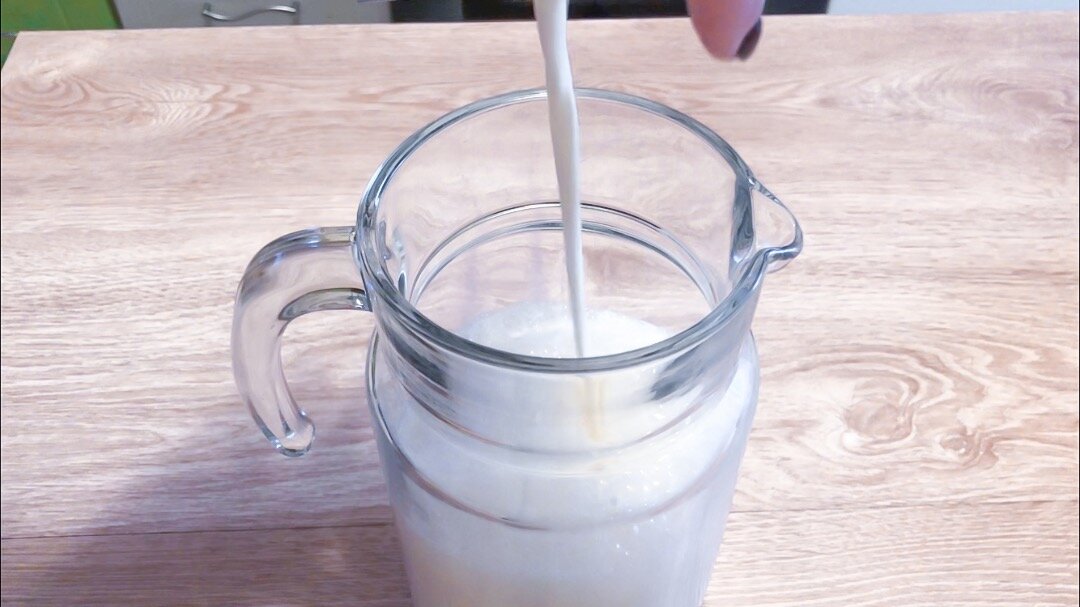 Вливаем молоко в емкость