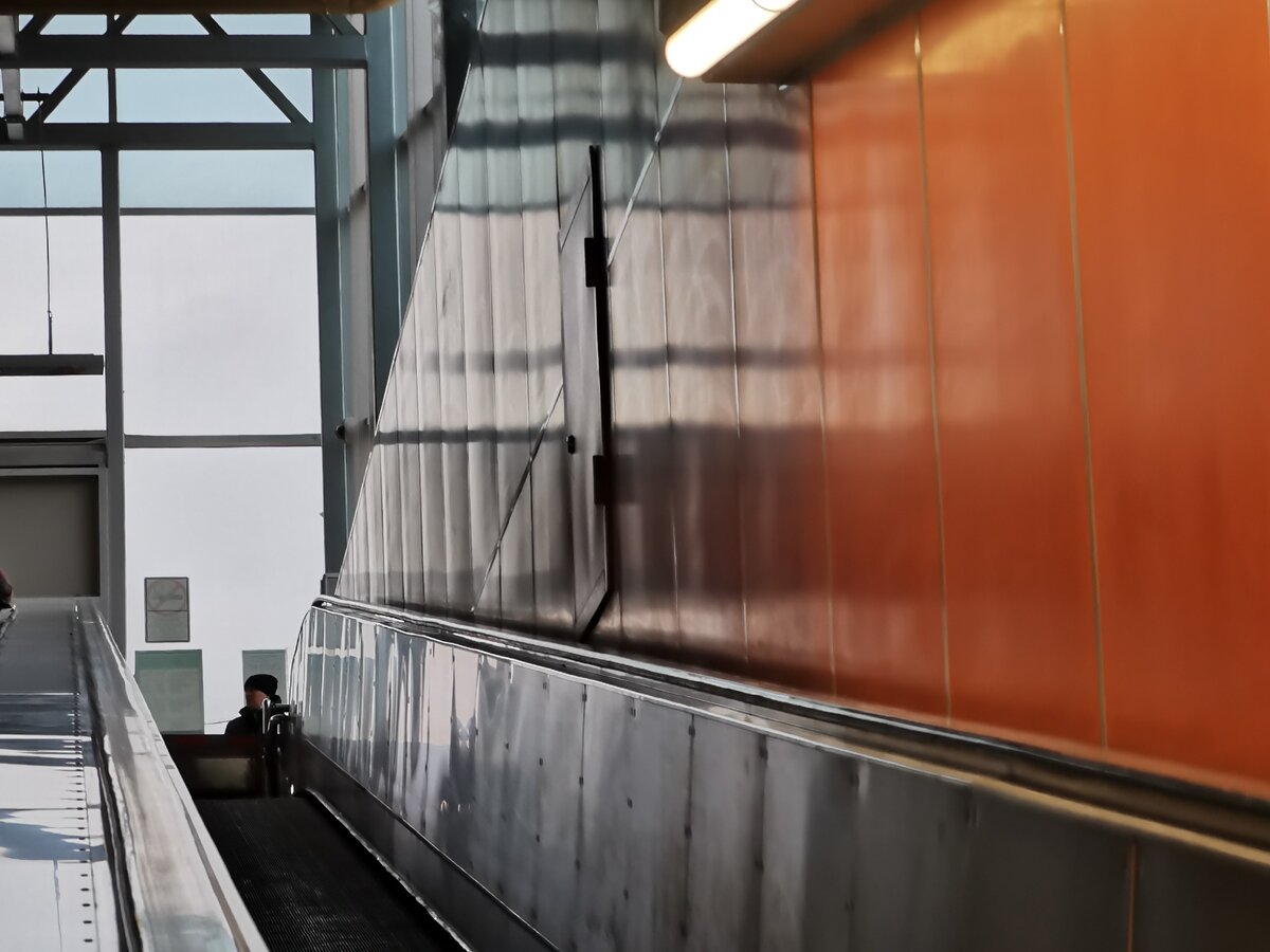 Впереди ещё много работы, и она не ограничится только восстановлением отделки в вестибюле.