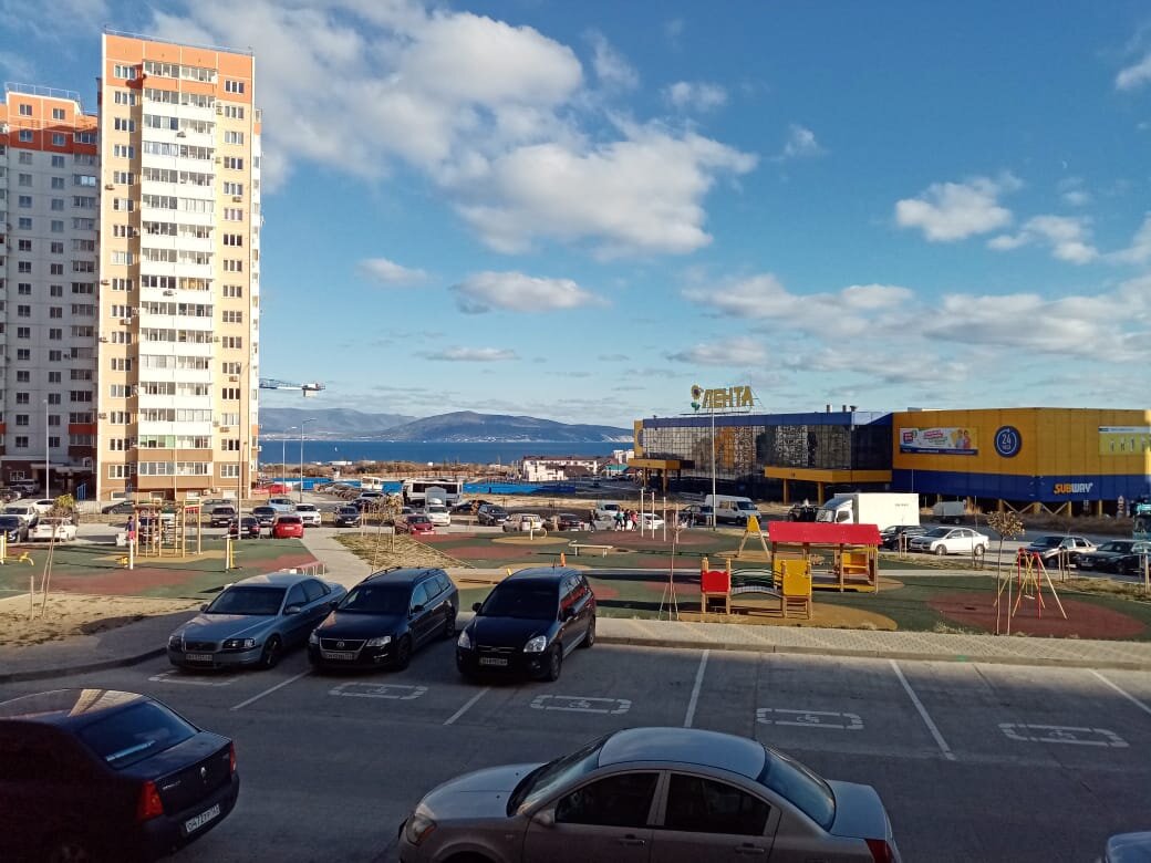 Супермаркет и море что еще нужно. Вид с первого этажа 