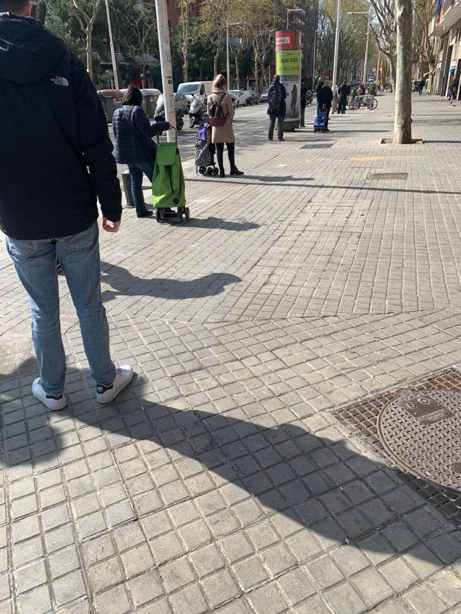 Все соблюдают интервал 2-3 метра