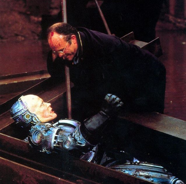 Через мгновение Робокоп поставит точку в преступной карьере Боддикера. Кадр из фильма «Робокоп»