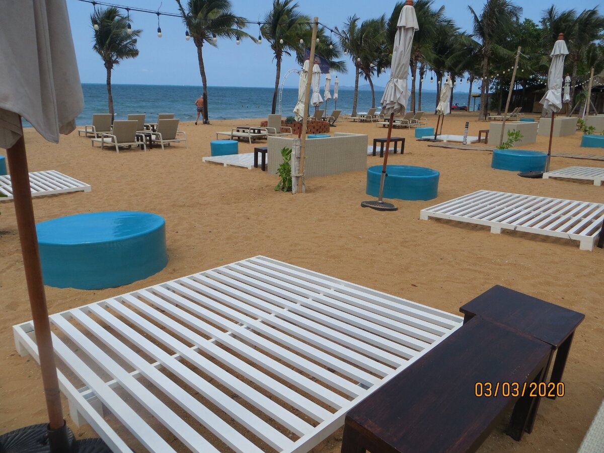 Убрали матрасы с лежанок, пляж Джпмтьен возле отеля Пинакл.