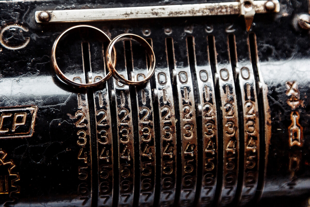 Классика - гладкие кольца из жёлтого или красного золота.