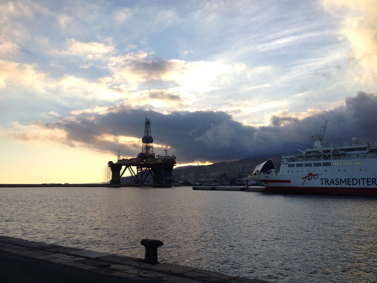 Вид на порт (на заднем плане кран, похожий на нефтяную вышку)