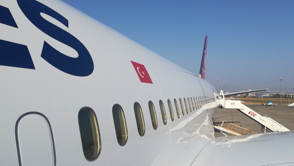 Самолёт а/к Turkish Airlines в аэропорту Анталии