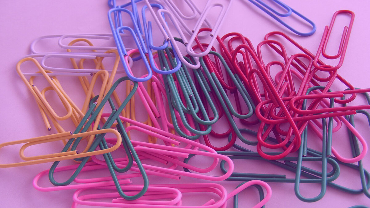 Для подсчета правильных ответов купите упаковку в канцтоварах обычных скрепок. Каждый тур – своя цветовая гамма. 