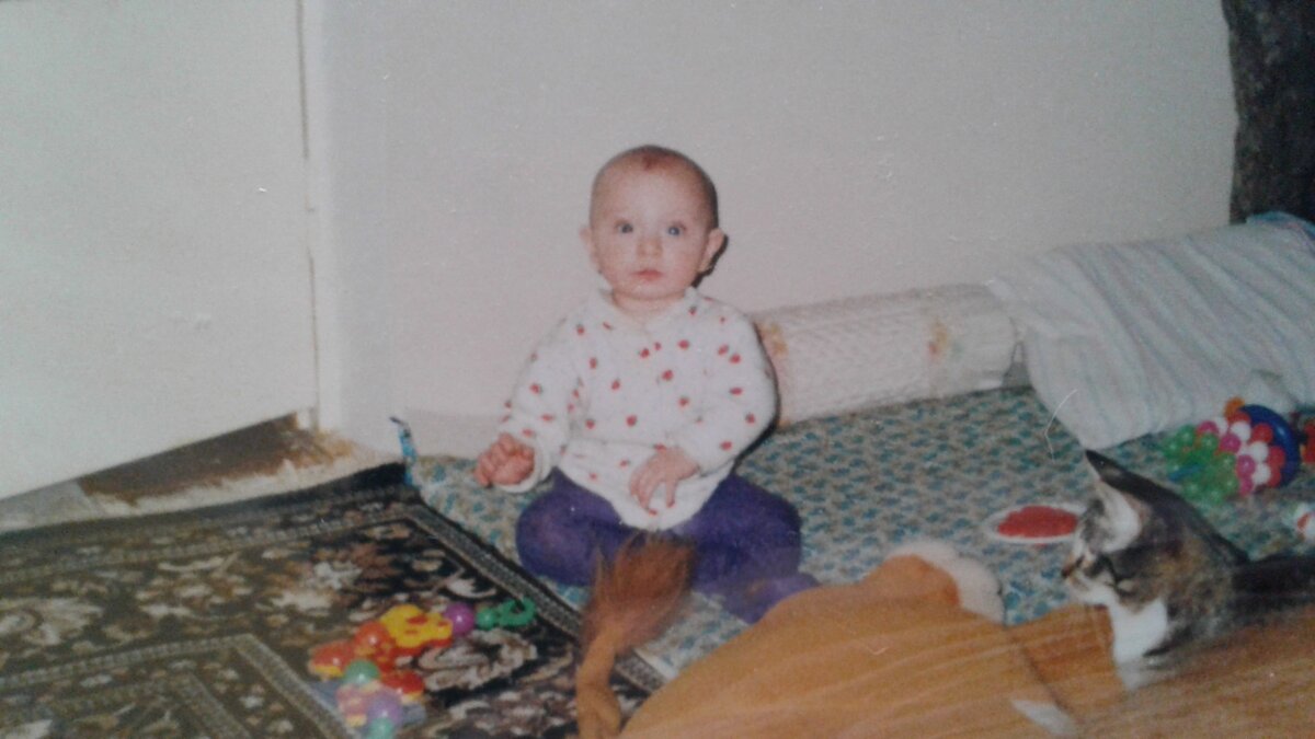 Левая ручка повреждена. 