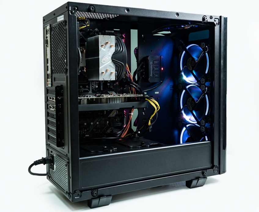  Мы решили вернуться к теме сборок и сейчас расскажем вам про компьютер, который без проблем потянет все современные игры в Full HD. Собирать будем «как для себя»: не переплачивая, но и не экономя каждую копейку. Забегая вперед: основная часть сборки у нас вылилась примерно в 61 000 рублей, но по ходу мы скажем, где можно сэкономить и получить примерно ту же производительность за 50–55 тысяч.Впрочем, это еще не самое занятное! Дело в том, что всё оборудование для системы нам предоставил «Ситилинк», и вместе с ним мы решили разыграть этот компьютер. Механика конкурса — в конце, а пока займемся сборкой.