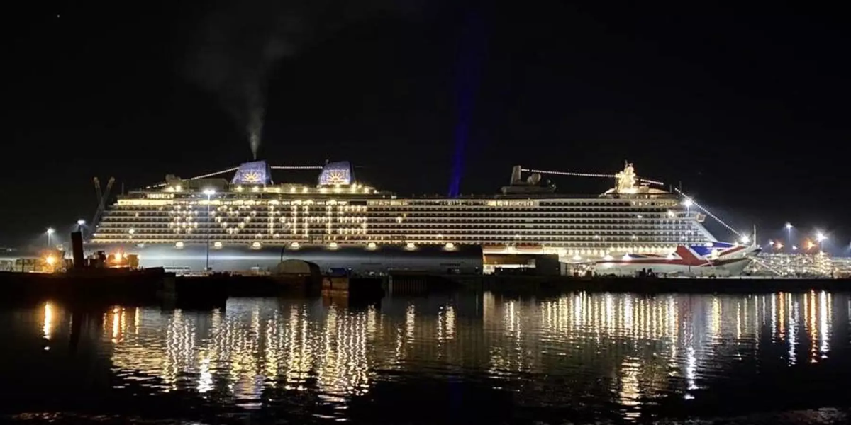 Love NHS - надпись на борту P&O Britannia 
