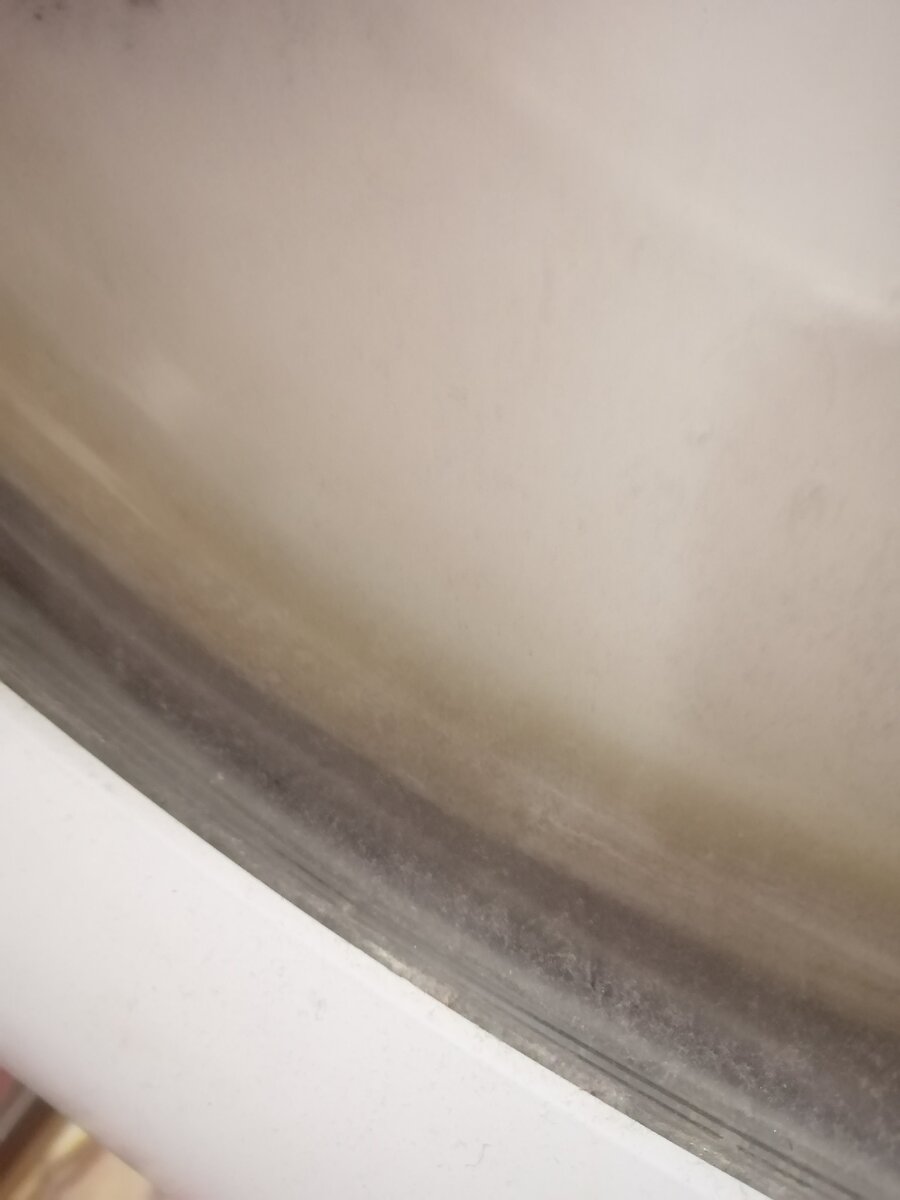 перед основным барабаном, темно серая такая