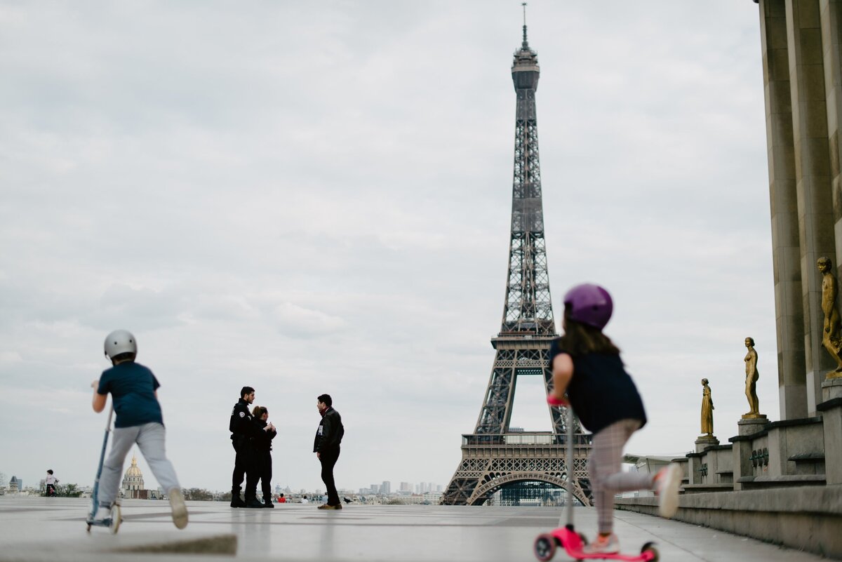 Полицейские в Париже проверяют наличие сертификатов, которые люди должны предъявлять, когда они на улице.