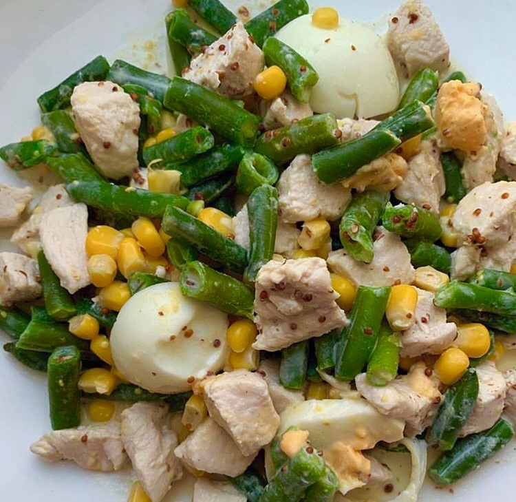 Салат с куриной грудки и фасоли