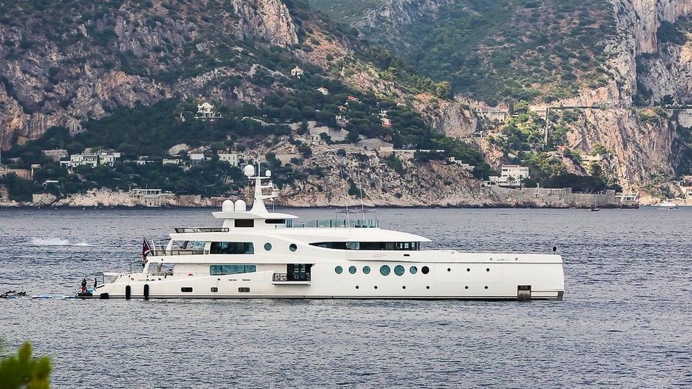 Яхта Sea Us на фоне красивого горного пейзажа