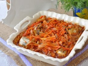 Минтай с луком, морковью и сметаной