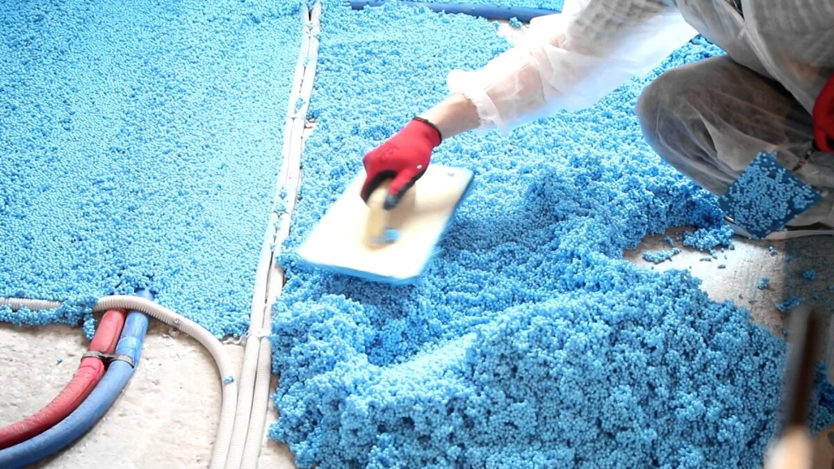 Укладка шумопласта.