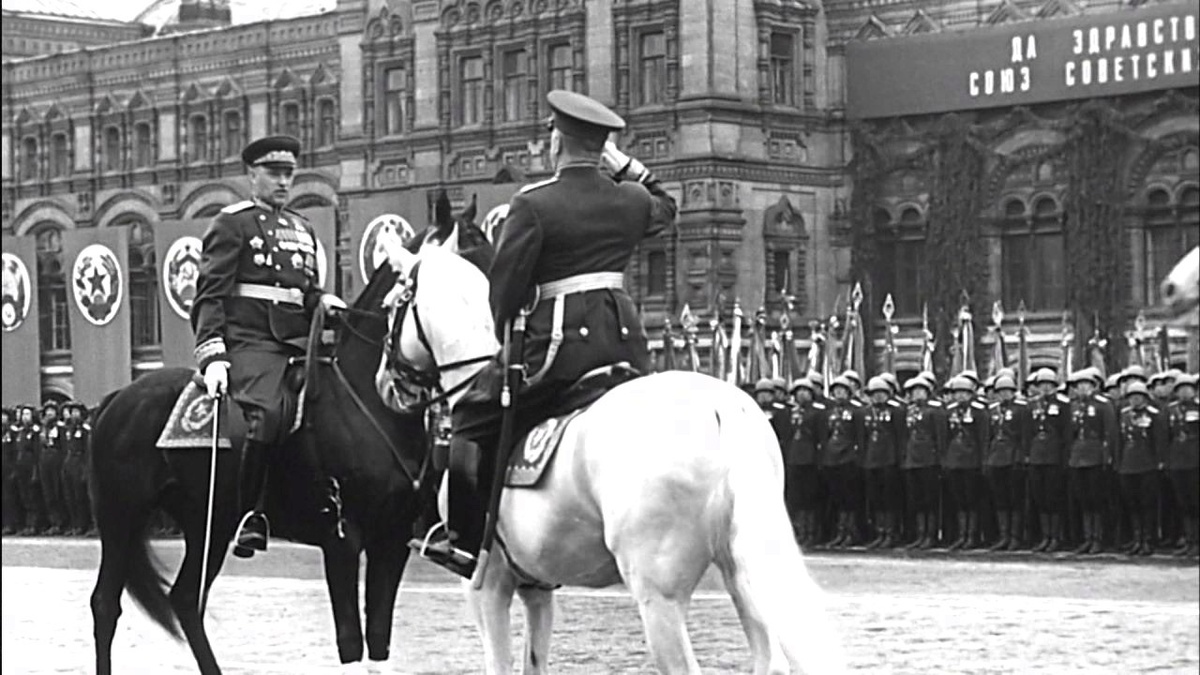 Г.К Жуков (на белом коне) принимает парад.