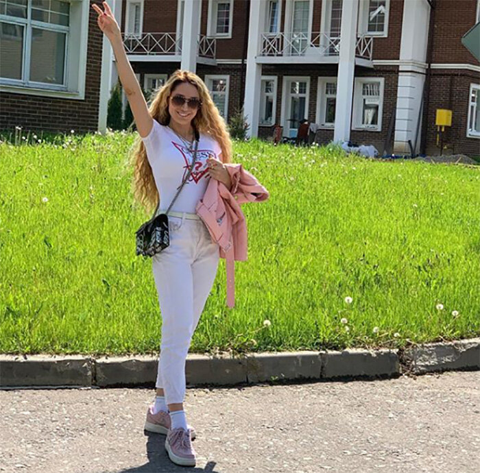 Алена Ашмарина на фоне своего нового дома
