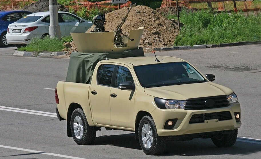 Такую технику привычнее видеть в новостных сюжетах про боевиков на Ближнем Востоке, а не на параде в сердце страны.